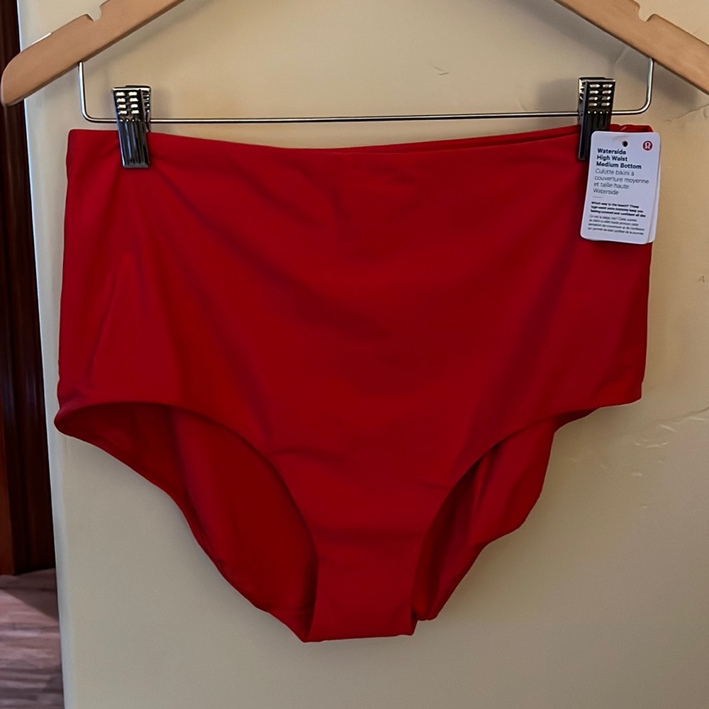 NWT Lululemon waterside high waist medium bottom size